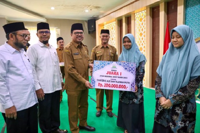 Pj Sekda Serahkan Bonus Ratusan Juta untuk Juara STQH Nasional dari Aceh